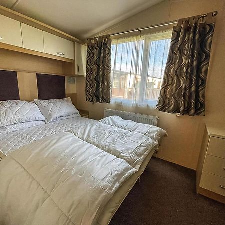 Lovely Caravan With Spacious Decking At North Denes In Suffolk, Ref 40134Nd ローストフト エクステリア 写真