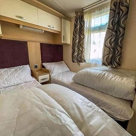 Lovely Caravan With Spacious Decking At North Denes In Suffolk, Ref 40134Nd ローストフト エクステリア 写真
