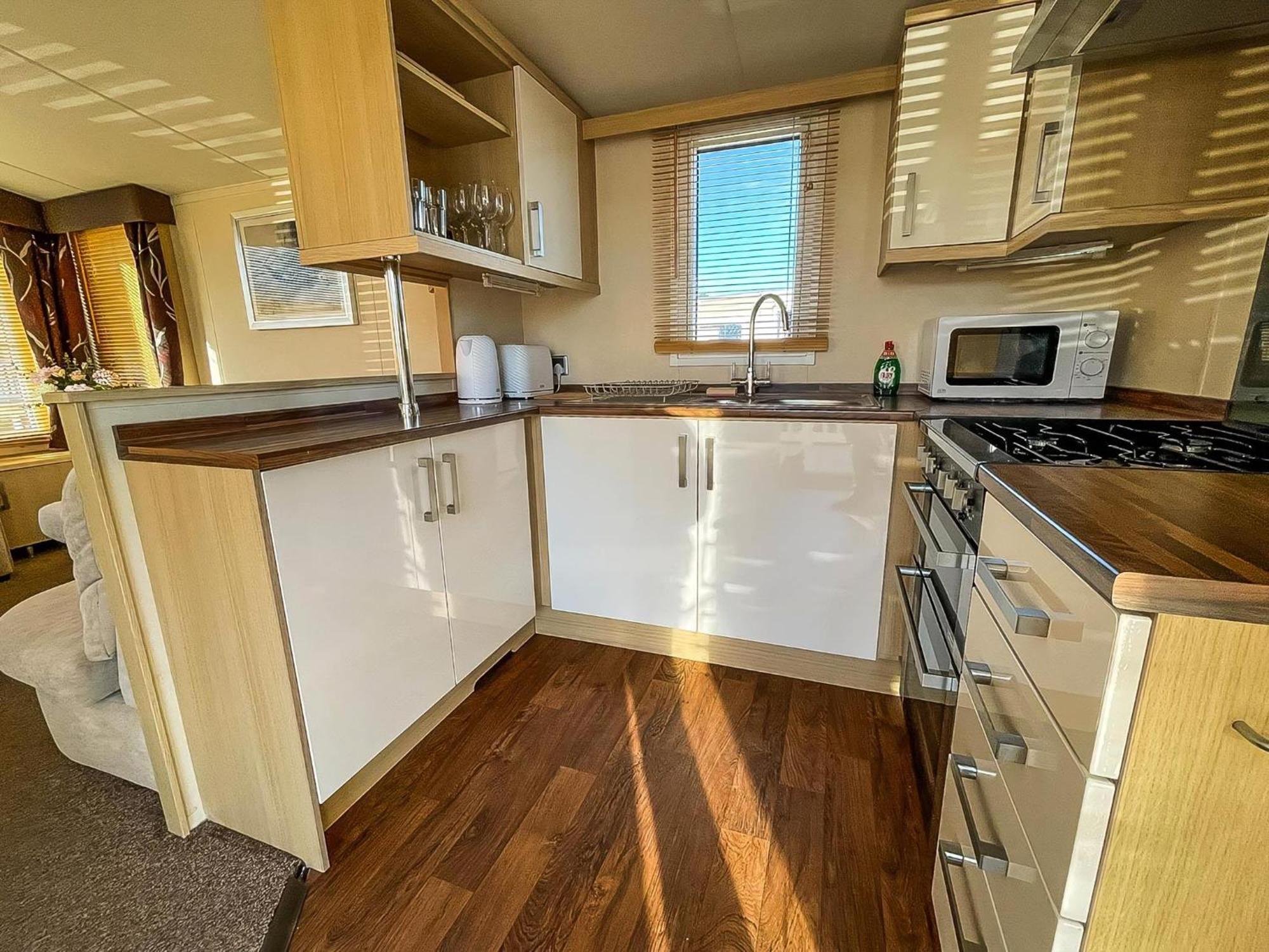 Lovely Caravan With Spacious Decking At North Denes In Suffolk, Ref 40134Nd ローストフト エクステリア 写真