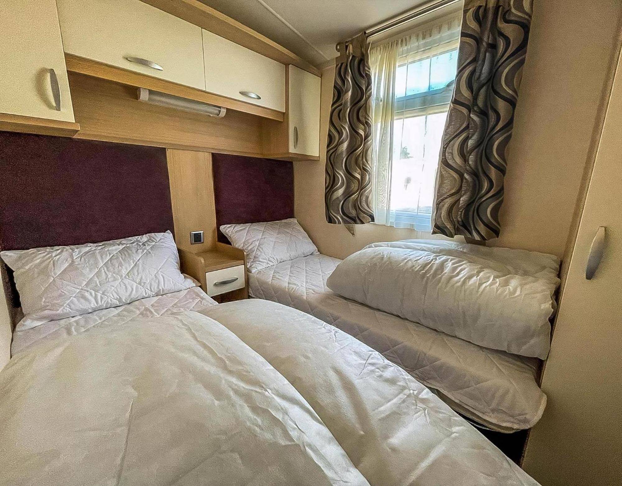 Lovely Caravan With Spacious Decking At North Denes In Suffolk, Ref 40134Nd ローストフト エクステリア 写真