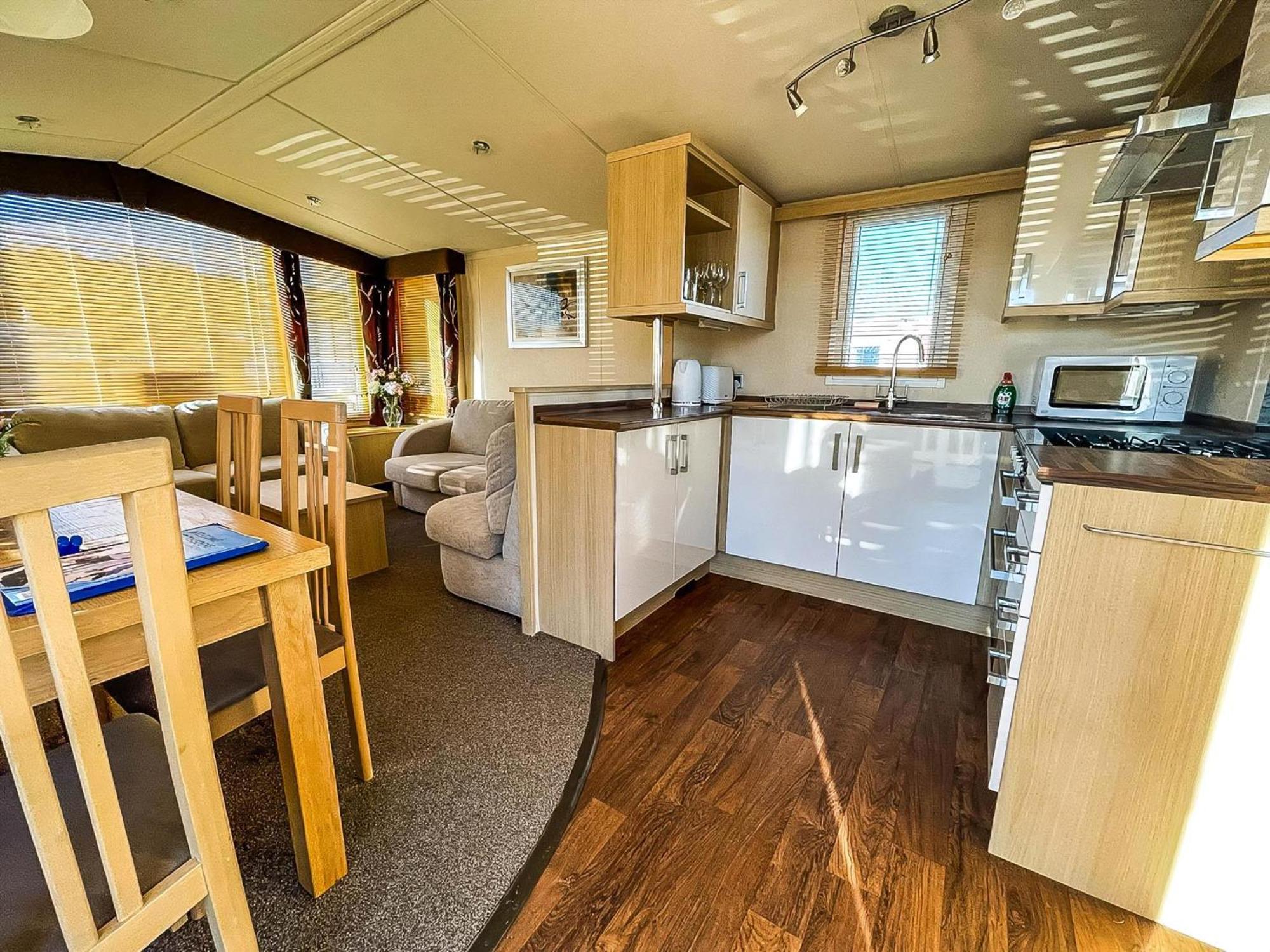 Lovely Caravan With Spacious Decking At North Denes In Suffolk, Ref 40134Nd ローストフト エクステリア 写真