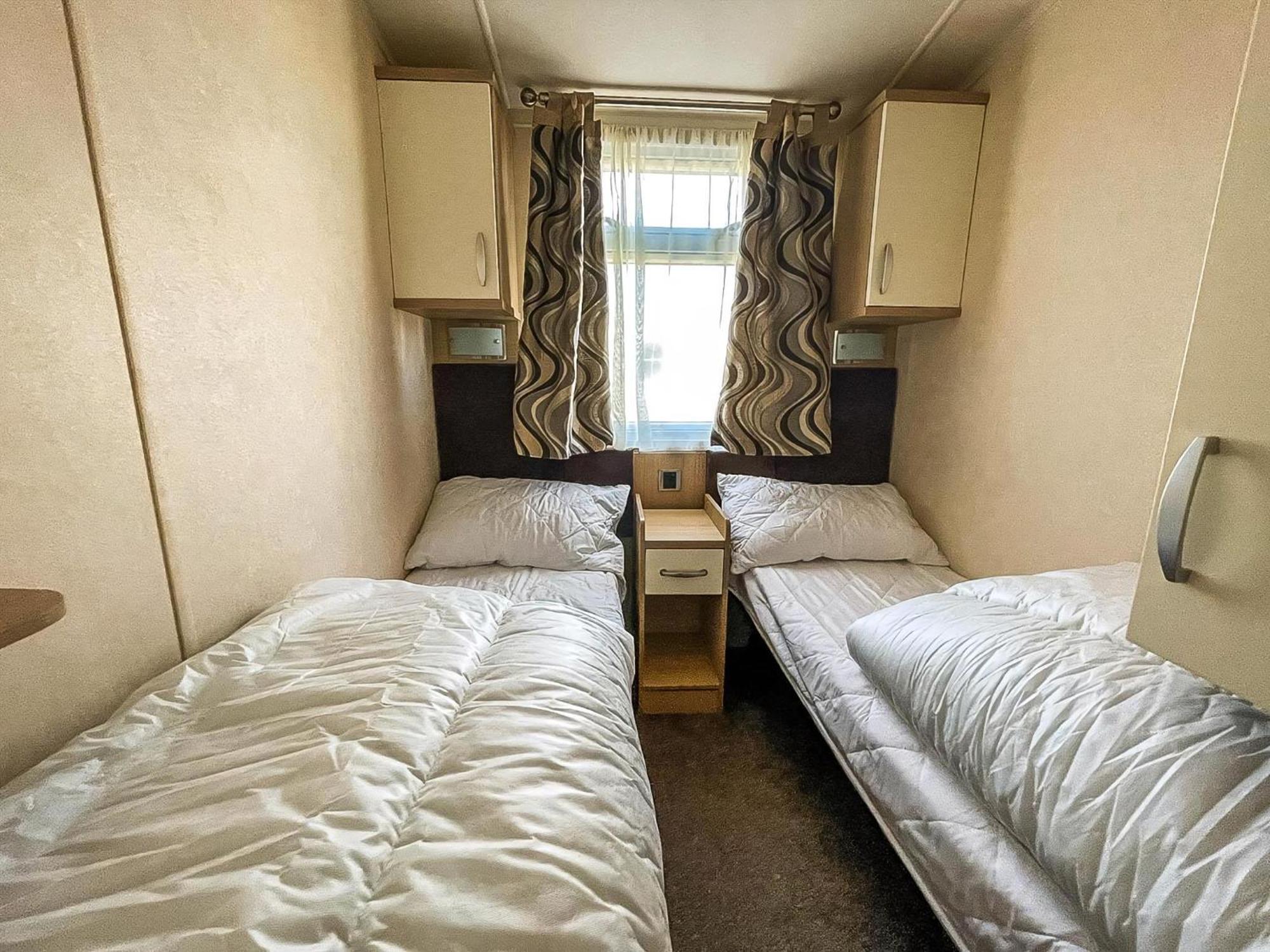 Lovely Caravan With Spacious Decking At North Denes In Suffolk, Ref 40134Nd ローストフト エクステリア 写真