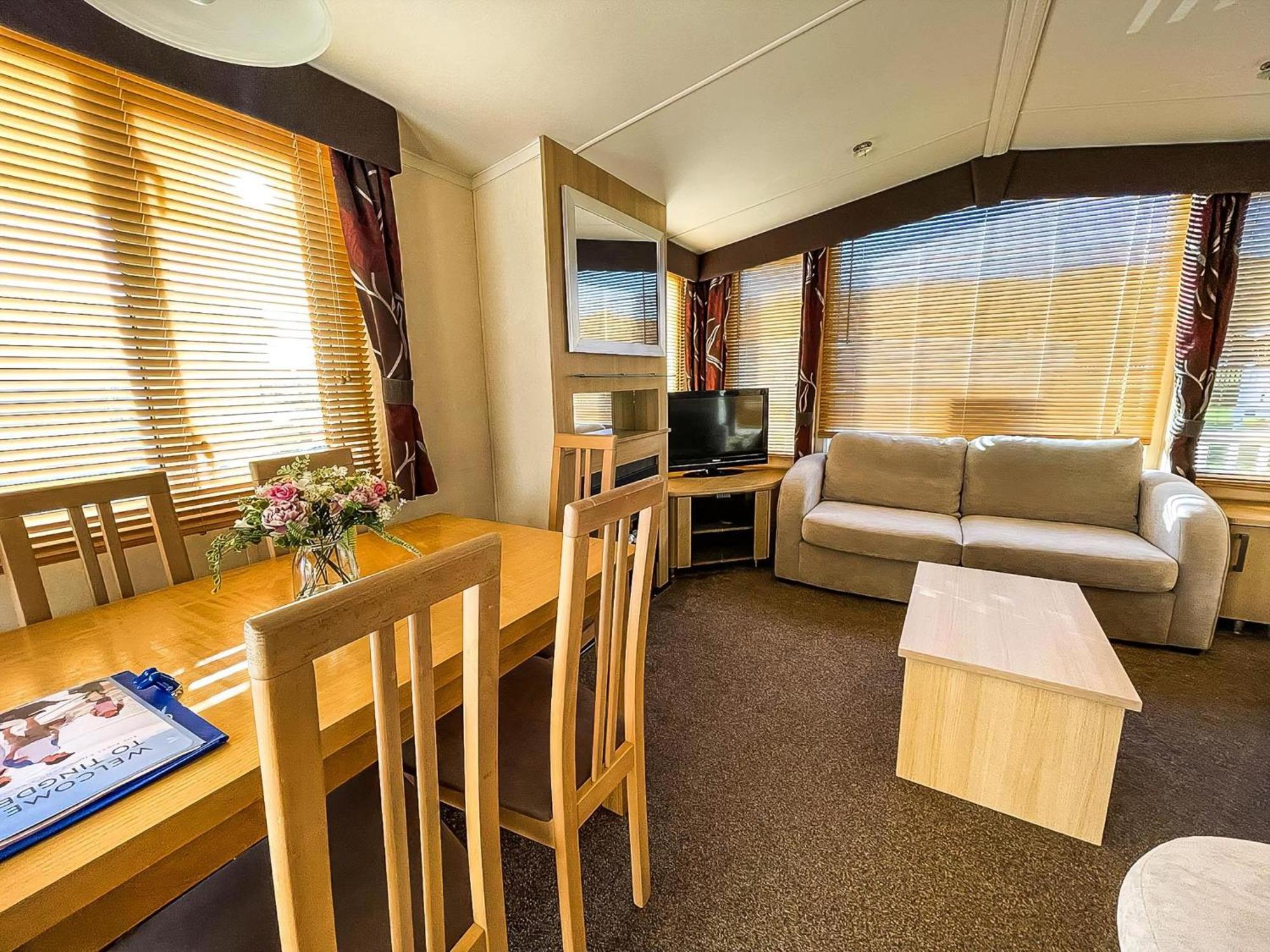 Lovely Caravan With Spacious Decking At North Denes In Suffolk, Ref 40134Nd ローストフト エクステリア 写真
